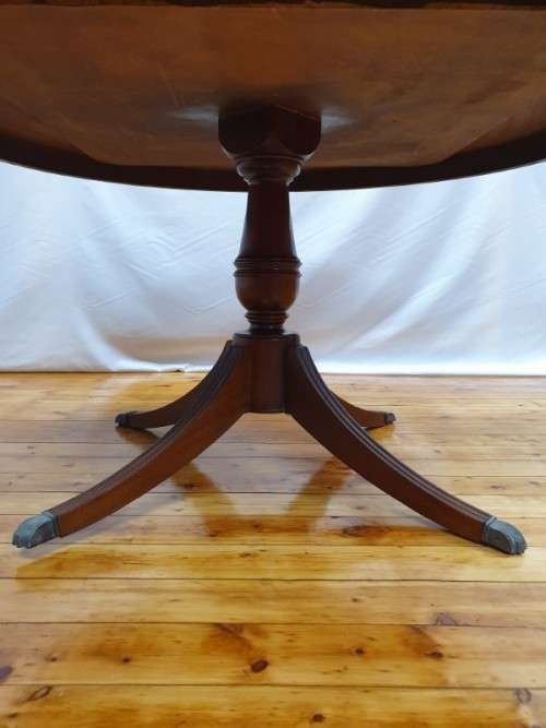 A wonderful claw footed round dining table (138cm x 76cm). Xmas sale