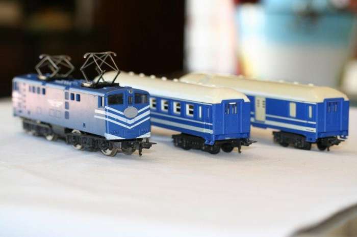 BLUE TRAIN ENGINE PLUS 2 COACHES IN EXCELLENT CONDITION!!! SOUTH AFRICAN RAILWAYS FINEST...