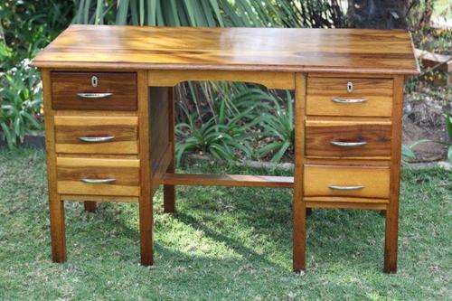 EXQUISITE SOLID WOOD DESK WITH 6 DRAWERS - GORGEOUS FURNITURE PERFECT FOR A HOME STUDY OR NOOK...