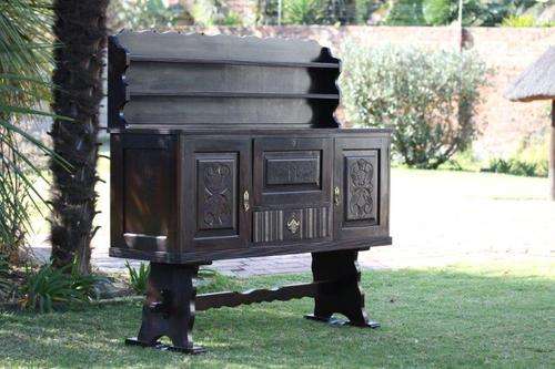 WOW!!! AN EXQUISITE VINTAGE DISPLAY SIDE SERVER WITH STUNNING DETAIL!!! THIS IS VERY BEAUTIFUL!!!