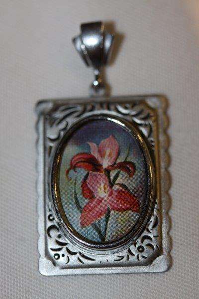 A STUNNING ANTIQUE "TLM" OF ENGLAND VINTAGE SILVER PENDANT WITH AN ORCHID INLAY - QUITE AWESOME