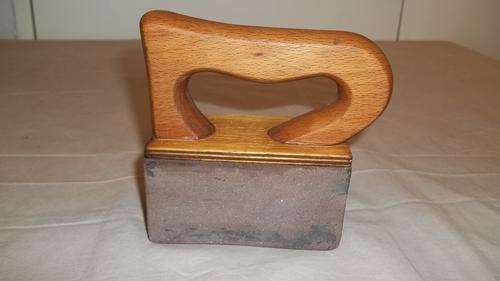 AN AWESOME VINTAGE HAND HELD SHARPENING STONE WITH A WOODEN HANDLE - A VERY PRACTICAL STONE