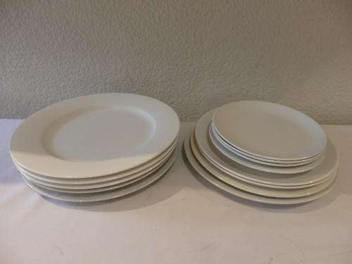 *JOB LOT* A BEAUTIFUL SET OF THIRTEEN MIXED DINNER AND SIDE PLATES