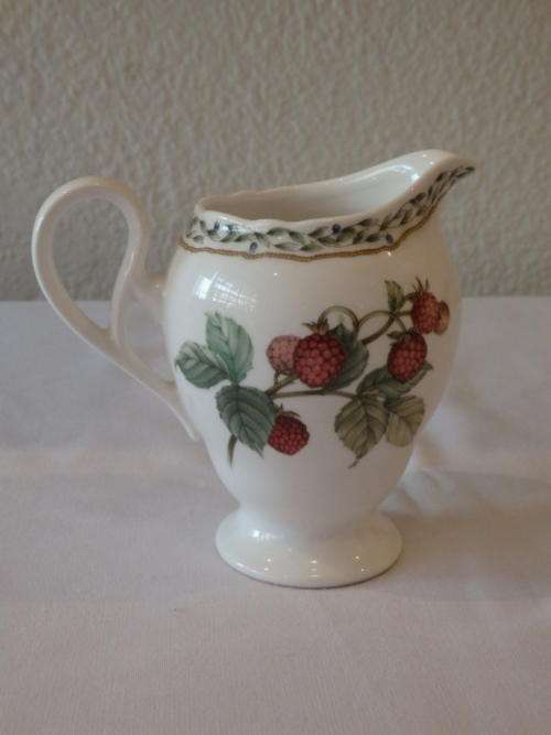 A STUNNING NORITAKE OF JAPAN "PRIMACHINA" RANGE "ROYAL ORCHARD" SERIES MILK JUG
