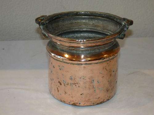 AN EXQUISITE VINTAGE/ ANTIQUE? COPPER POT WITH A SOLID BRASS HANDLE - LOADS OF CHARM