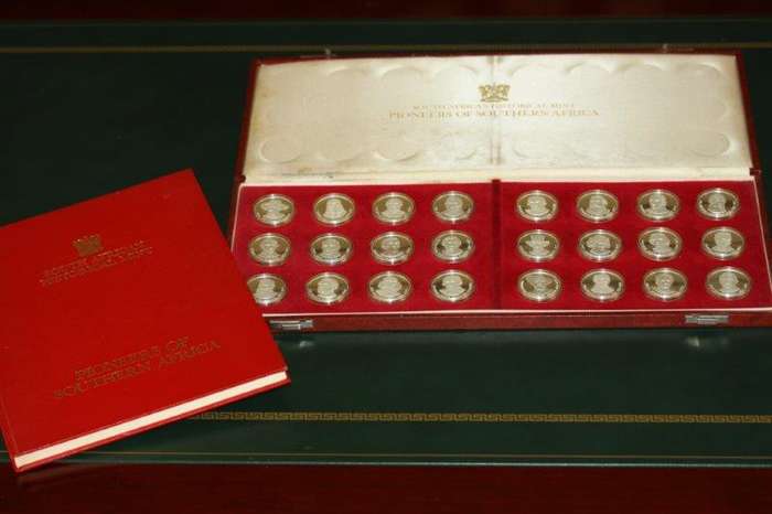 RARE 1979 SA HISTORICAL MINT STERLING "PIONEERS OF SOUTHERN AFRICA" MEDAL COLLECTION c/w THE BOOK!!!