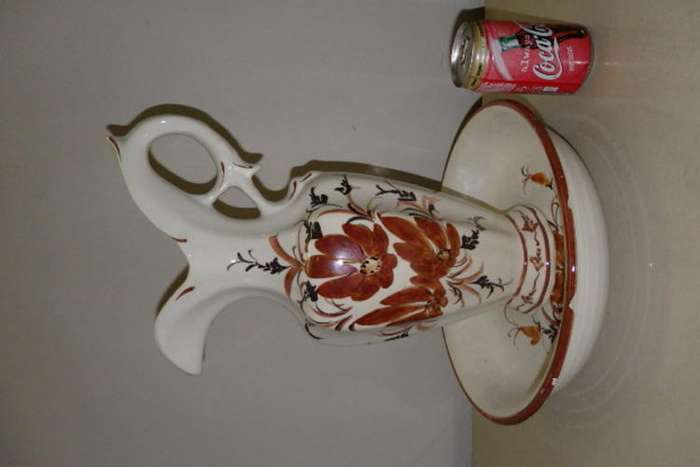 AN AWESOME LARGE VINTAGE CERAMIC WASH STAND BROWN AND WHITE HAND PAINTED BASIN AND WATER PITCHER SET