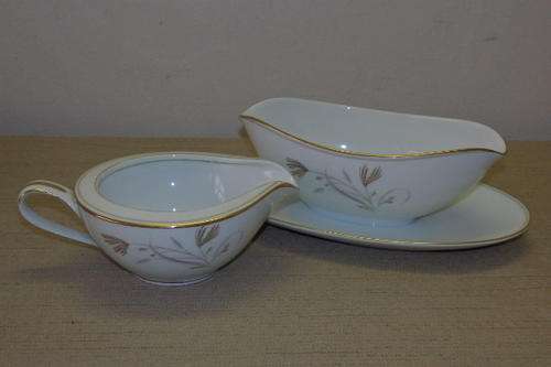 AN INCREDIBLE NORITAKE OF JAPAN FINE BONE CHINA "LAVERNE PATTERN" PLATED GRAVY BOAT AND SAUCE BOWL