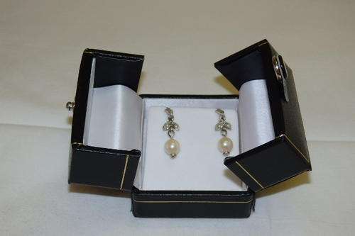 A STUNNING PAIR OF STERLING SILVER AND PEARL LADIES EARRINGS IN A GORGEOUS GIFT BOX