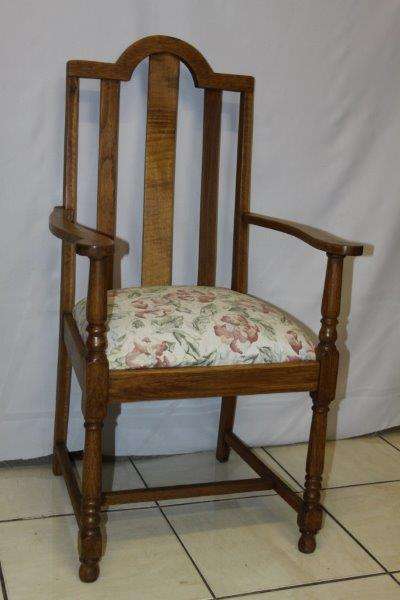 AN EXQUISITE VINTAGE SOLID OAK OCCASIONAL CHAIR IN GREAT CONDITION!!! A STUNNING CHAIR!!!