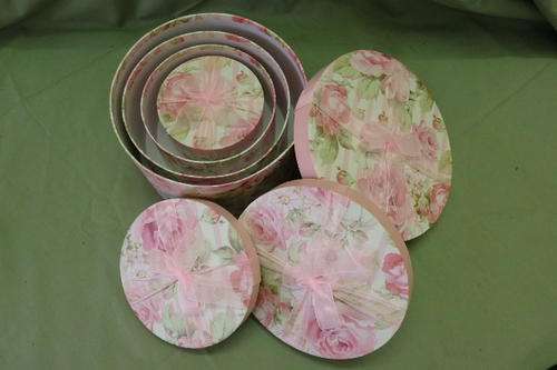 AN AWESOME SET OF FOUR ROUND GIFT BOXES WITH A BEAUTIFUL PINK BOW AND PINK ROSE DESIGN