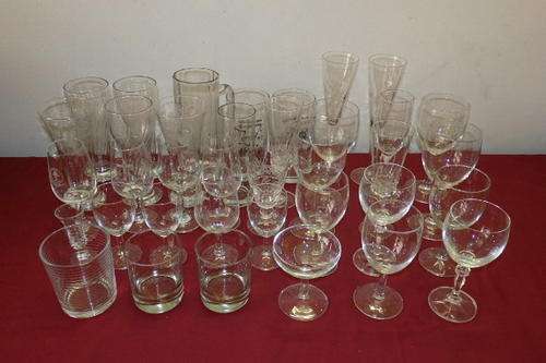 A HUGE MIXED COLLECTION OF ASSORTED DRINKING GLASSES INCLUDING WINE, MILKSHAKE, BUBBLY AND MUCH MORE