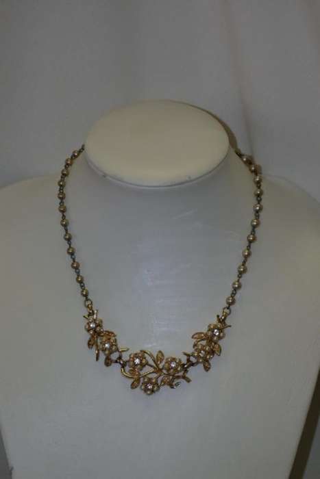 A BEAUTIFUL GOLD PLATED LADIES CHOKER STYLE NECKLACE WITH PEARL BEADS AND DIAMANTE