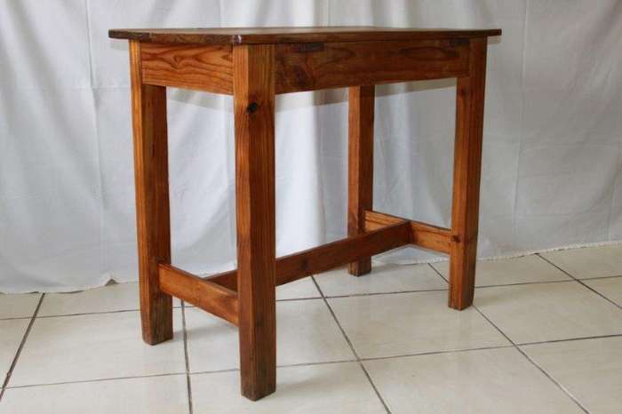 A BEAUTIFUL VINTAGE SOLID PINE OCCASIONAL SIDE / COFFEE TABLE IN EXCELLENT CONDITION FOR THE AGE!