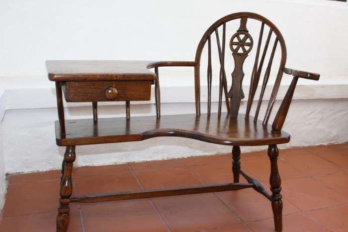 A STUNNING VINTAGE SOLID OAK TELEPHONE TABLE c/w STORAGE DRAWER IN EXCELLENT CONDITION! BEAUTIFUL!