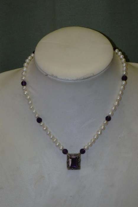 AN INCREDIBLE WHITE PEARL & LILAC TOPAZ LADIES NECKLACE WITH A MAGNIFICENT LARGE LILAC TOPAZ PENDANT