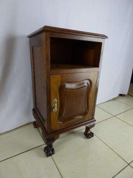 A STUNNING SOLID IMBUIA 'INVINCIBLE' QUALITY BALL & CLAW SIDE-TABLE PEDESTAL IN EXCELLENT CONDITION!