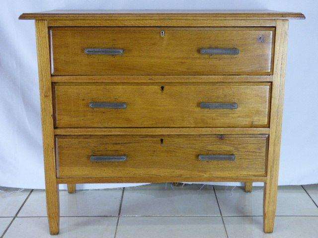 A LOVELY AND STYLISH VINTAGE OAK CHEST OF 3 DRAWS. BEAUTIFUL!!