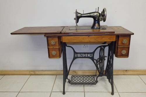 AN INCREDIBLE ANTIQUE (1904) SINGER "TREADLE" SEWING MACHINE IN WONDERFUL CONDITION