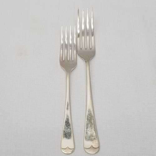A lovely collection of 12x vintage EPNS silver plated dinner and starter forks