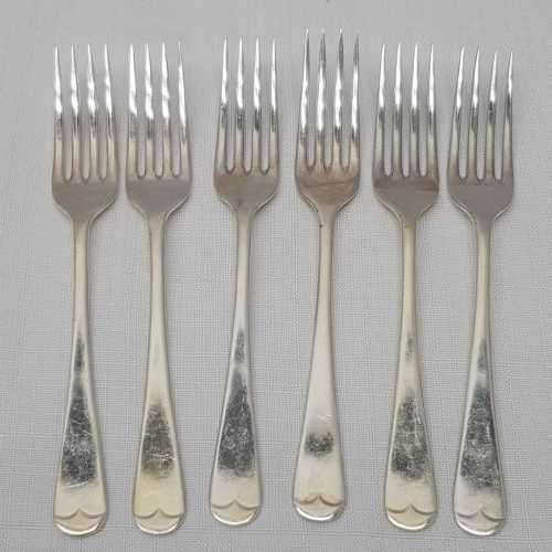 A lovely collection of 12x vintage EPNS silver plated dinner and starter forks