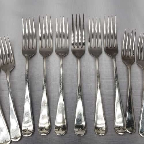 A lovely collection of 12x vintage EPNS silver plated dinner and starter forks