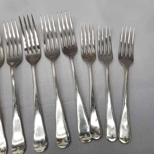 A lovely collection of 12x vintage EPNS silver plated dinner and starter forks