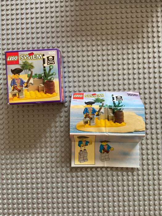 Vintage LEGO #1696 Pirate ship