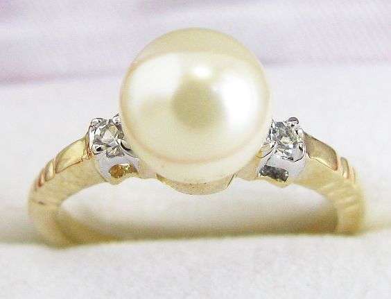 PRETTY AS A PEARL... 18K GP GOLD RING SIZE 4