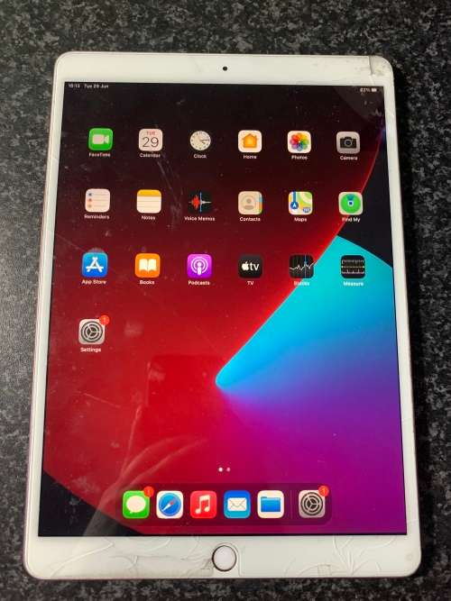iPad Pro 1st Gen 10.5 256GB *Glass Cracked*