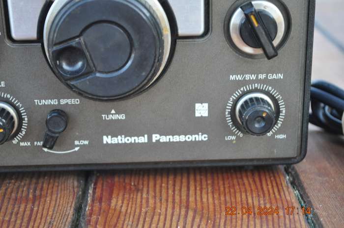 Vintage National Panasonic RF-2200B DR22 8 Band Radio