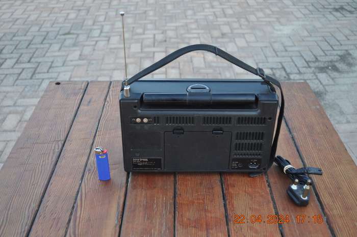 Vintage National Panasonic RF-2200B DR22 8 Band Radio