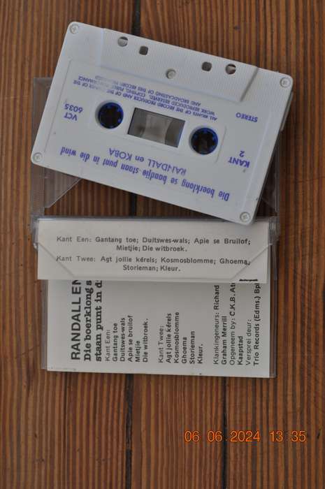 Randall En Koba - Die Boerklong Se Baadjie Staan Punt In Die Wind (Cassette)