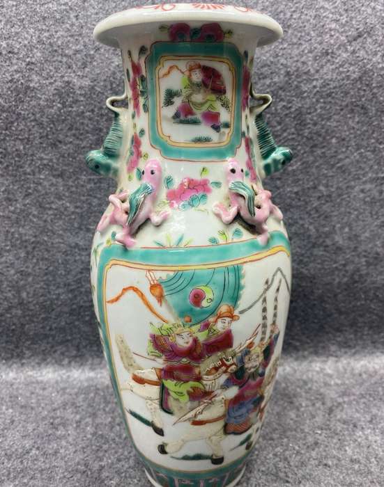 Antique decorated Chinese vase of the TONGZHI(1862-1875) era