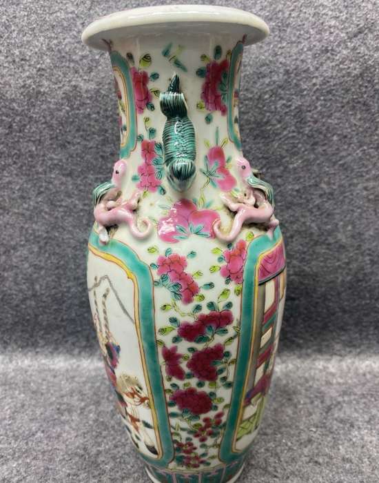 Antique decorated Chinese vase of the TONGZHI(1862-1875) era