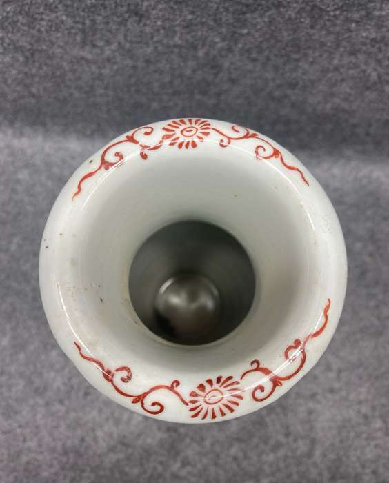 Antique decorated Chinese vase of the TONGZHI(1862-1875) era