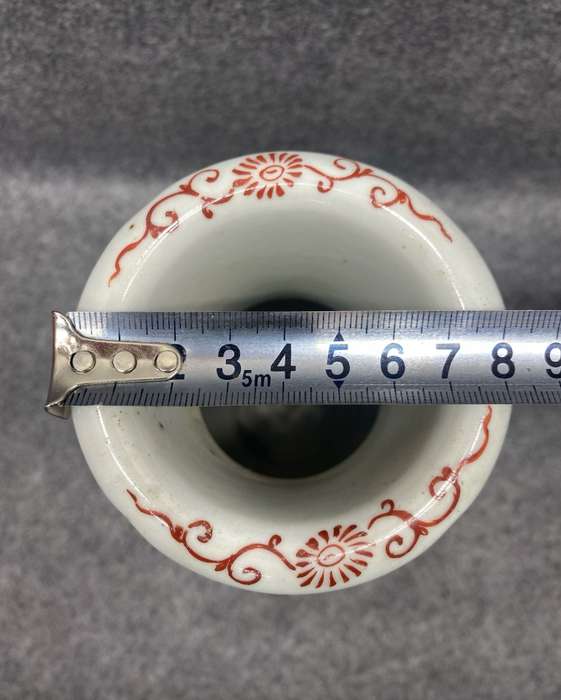 Antique decorated Chinese vase of the TONGZHI(1862-1875) era