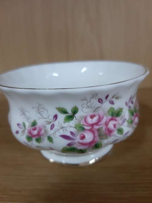 ROYAL ALBERT LAVENDER ROSE SUGAR BOWL