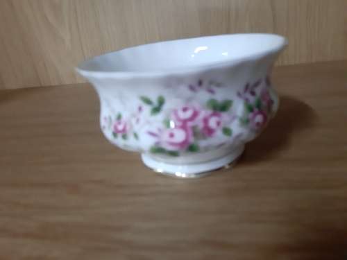 ROYAL ALBERT LAVENDER ROSE SUGAR BOWL