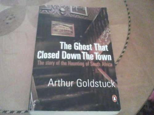 THE GHOST THAT CLOSED DOWN THE TOWN - SOFTCOVER - ARTHUR GOLDSTUCK