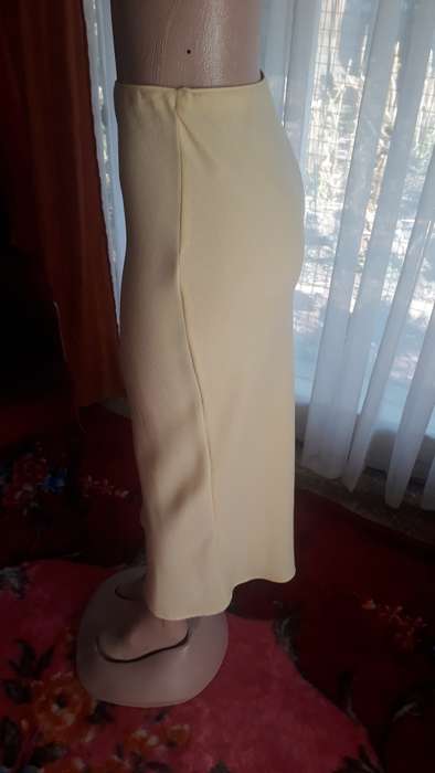 Light Yellow Trumpet Skirt By Merien Hall Classics  - Like New - M/34/10