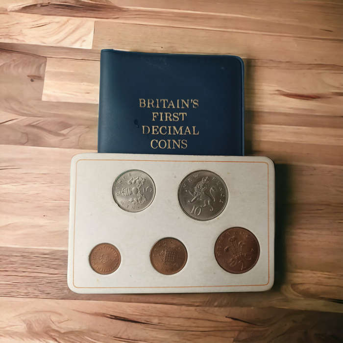 Collectors 1968 British first decimal coin set in original holder