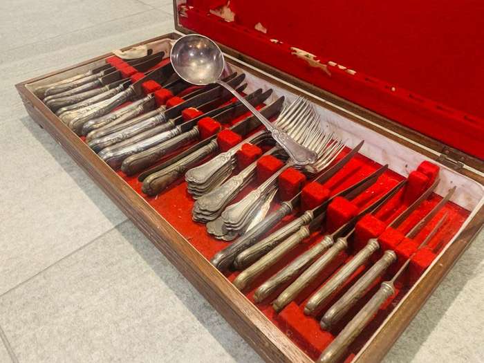 Valuable Collectors large solid cutlery set with various pieces in solid wooden box