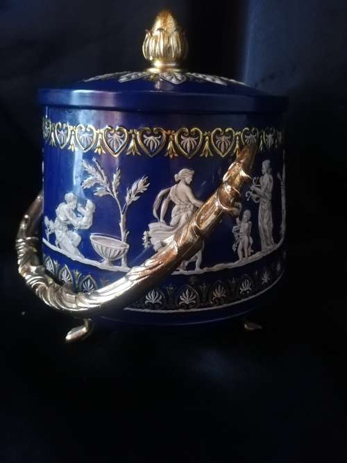 VINTAGE ROMAN GRACIAN DESIGN DISPLAY TIN