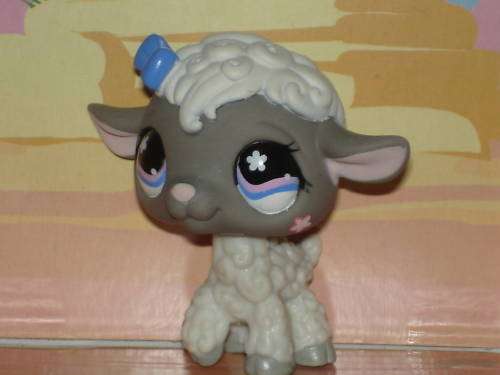 Littlest Pet Shop,  Lamb  with blue Bow #549