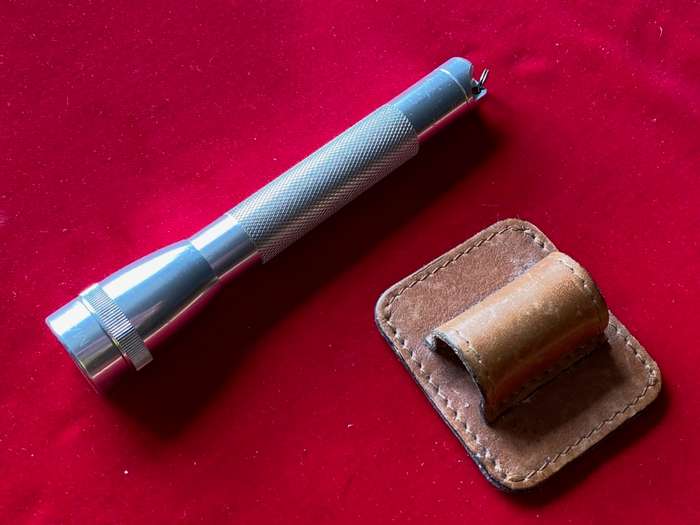 Mini Maglite AA silver Mag USA, torch+belt-holder,leather,incl. ori. spare bulb,