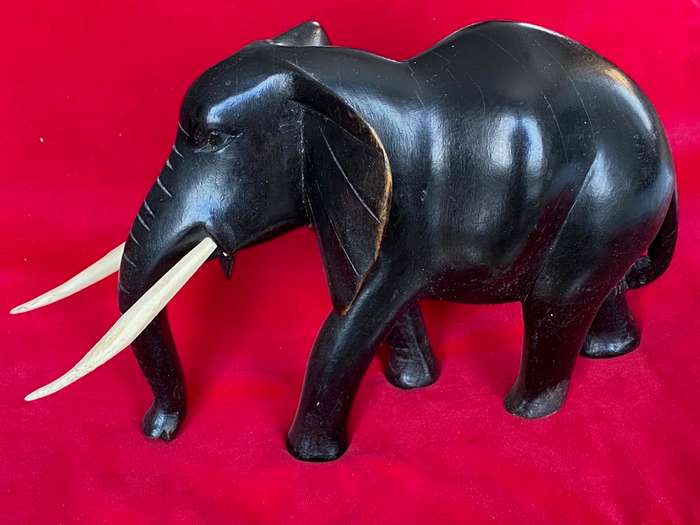 Wooden handcraved Elephant (from Kenia) , from the  90s, size 22cmx16cm,801g, african animal (LOT 2)