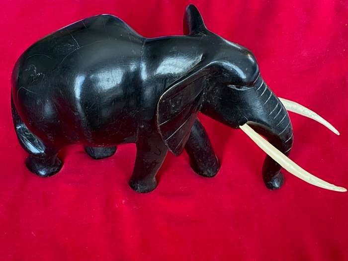 Wooden handcraved Elephant (from Kenia) , from the  90s, size 22cmx16cm,801g, african animal (LOT 2)