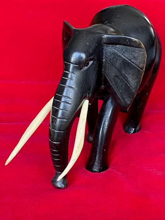 Wooden handcraved Elephant (from Kenia) , from the  90s, size 22cmx16cm,801g, african animal (LOT 2)