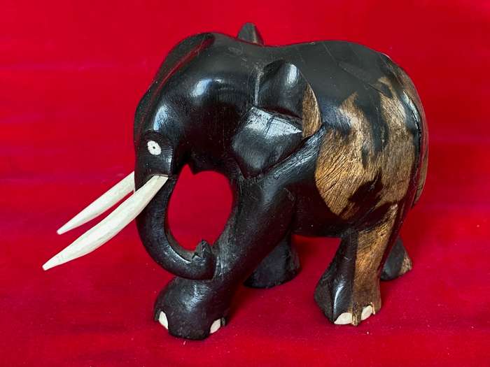 Wooden handcraved Elephant (from Kenia) , from the 90s, size 10cmx10cm, 296g, african animal (LOT 4)